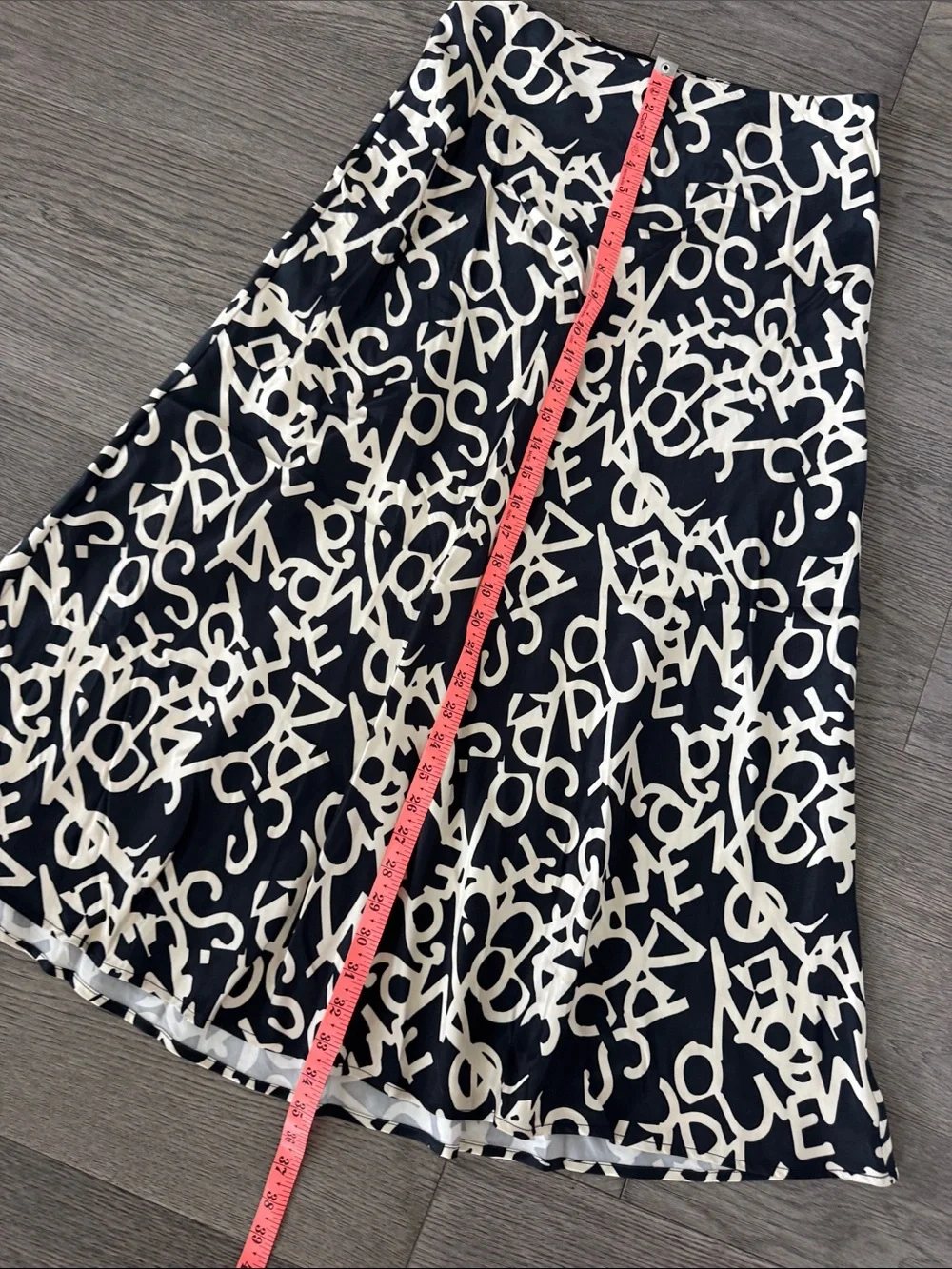 🌼H&M🌼 Black and White Graphic A-Line Matte Satin Skirt, Size 6